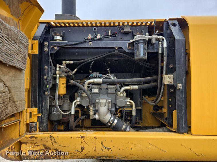 image for item EC4263 2013 John Deere 250G LC excavator