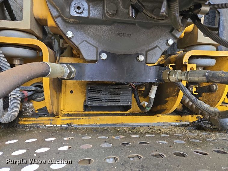 image for item EC4263 2013 John Deere 250G LC excavator