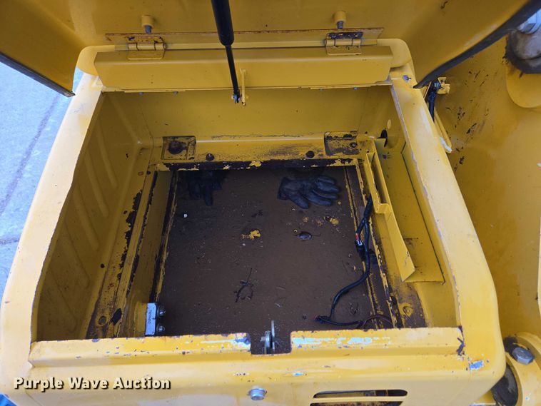 image for item EC4263 2013 John Deere 250G LC excavator