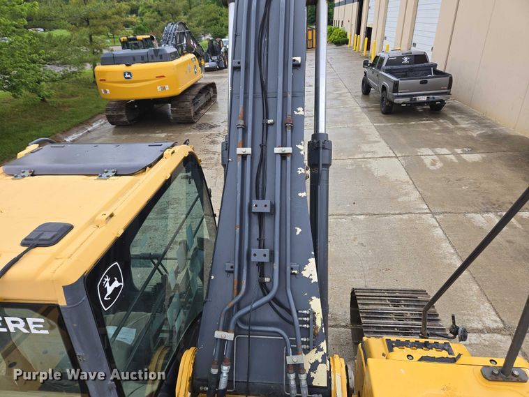 image for item EC4263 2013 John Deere 250G LC excavator