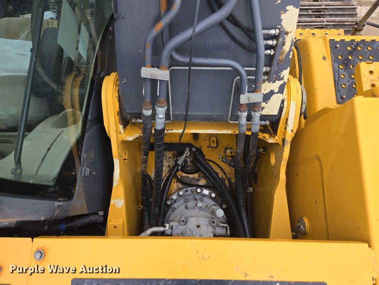 image for item EC4263 2013 John Deere 250G LC excavator