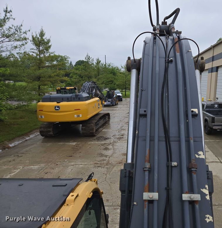 image for item EC4263 2013 John Deere 250G LC excavator