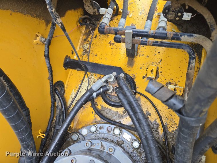 image for item EC4263 2013 John Deere 250G LC excavator