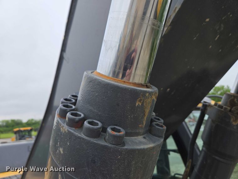 image for item EC4263 2013 John Deere 250G LC excavator