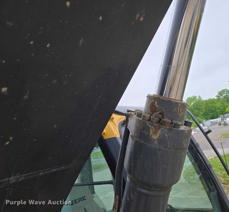 image for item EC4263 2013 John Deere 250G LC excavator