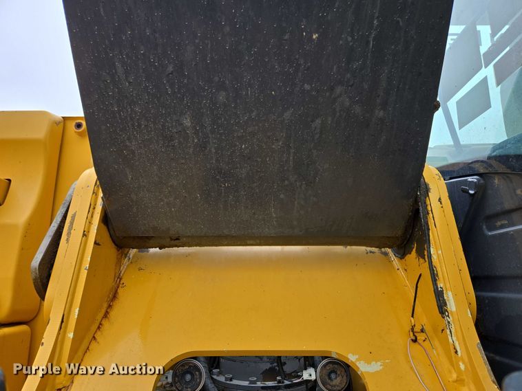 image for item EC4263 2013 John Deere 250G LC excavator