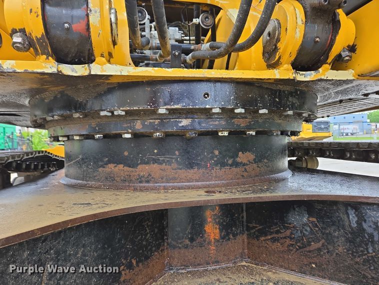 image for item EC4263 2013 John Deere 250G LC excavator