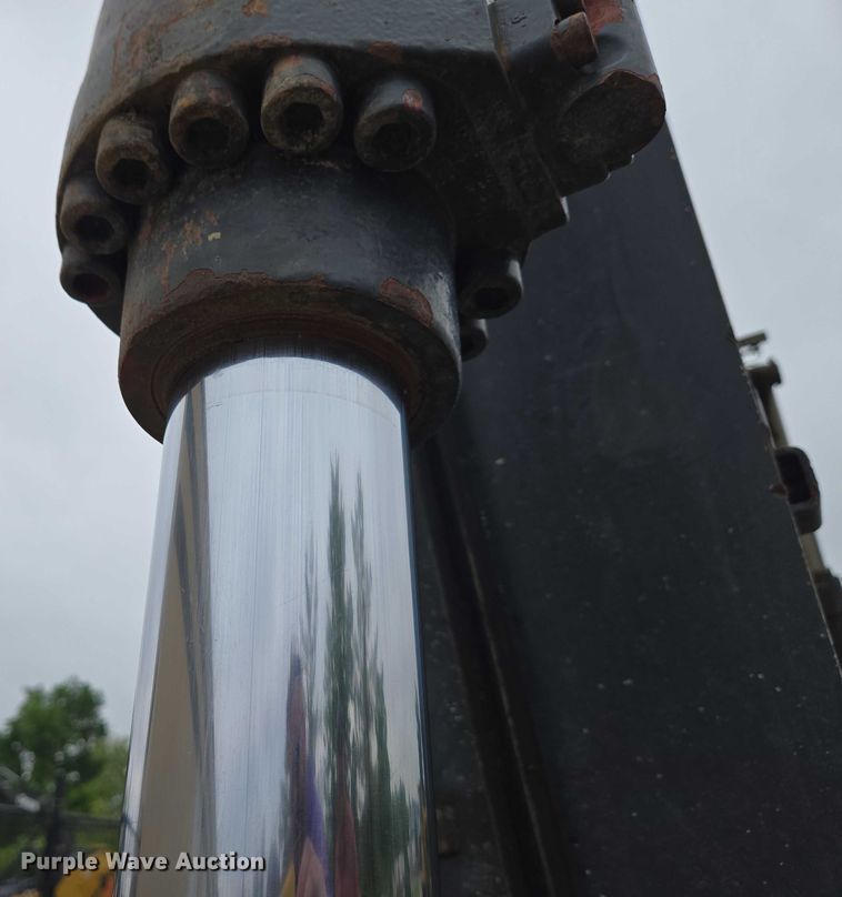 image for item EC4263 2013 John Deere 250G LC excavator