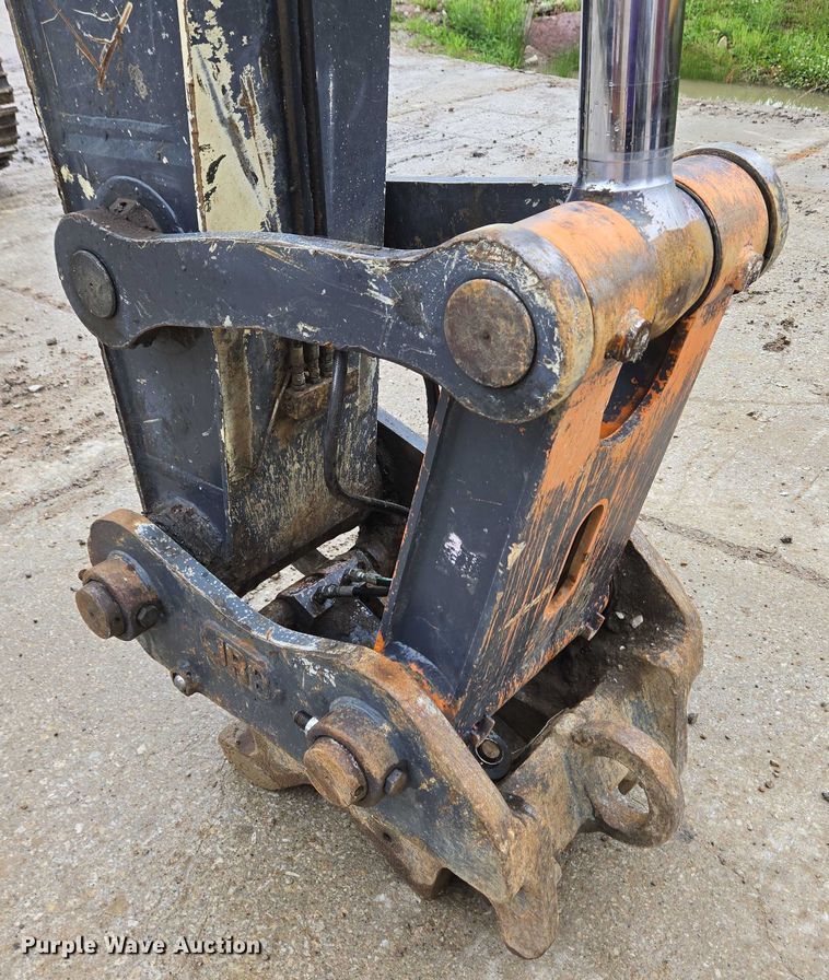 image for item EC4263 2013 John Deere 250G LC excavator