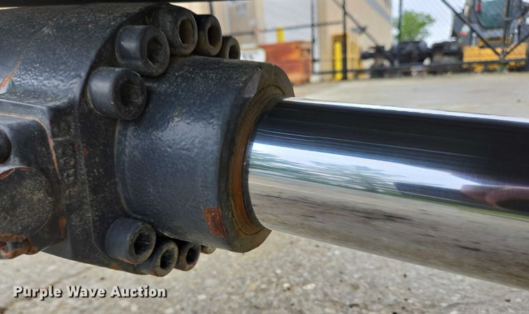 image for item EC4263 2013 John Deere 250G LC excavator