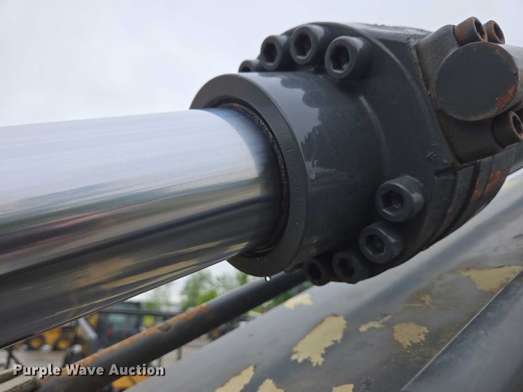 image for item EC4263 2013 John Deere 250G LC excavator