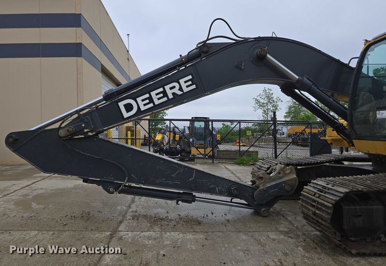 image for item EC4263 2013 John Deere 250G LC excavator