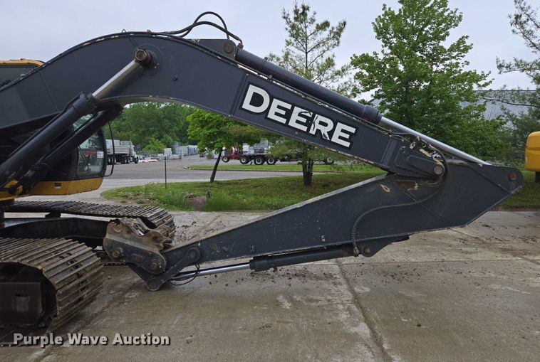 image for item EC4263 2013 John Deere 250G LC excavator