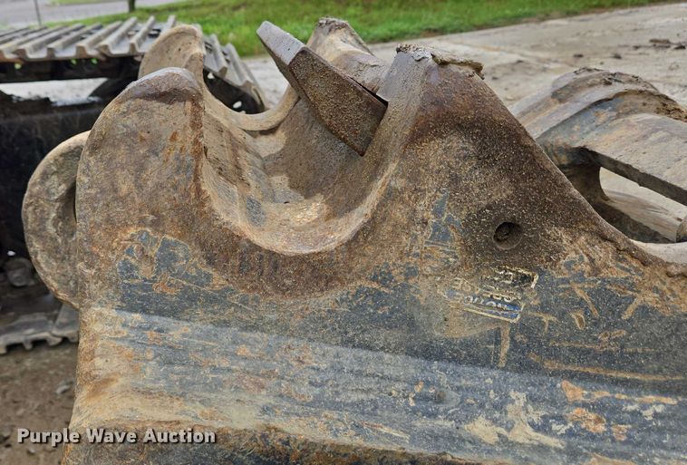 image for item EC4263 2013 John Deere 250G LC excavator