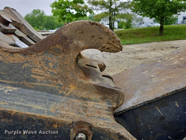 image for item EC4263 2013 John Deere 250G LC excavator