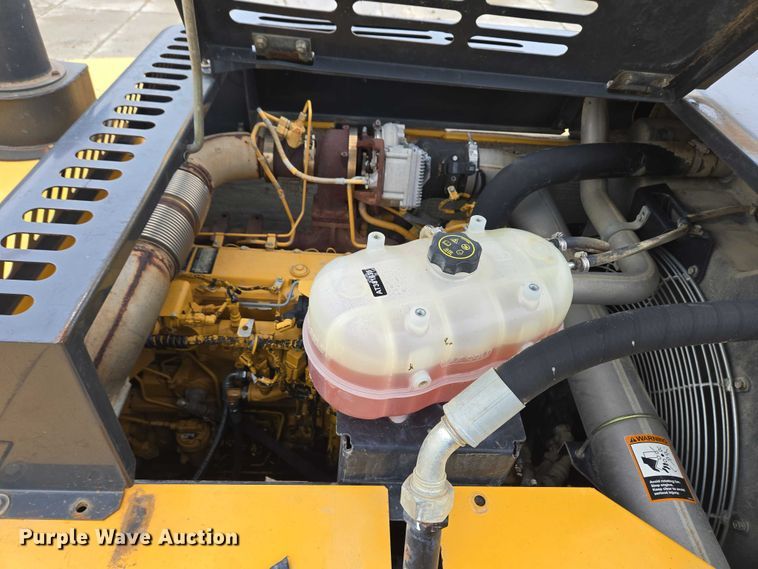 image for item EC4263 2013 John Deere 250G LC excavator