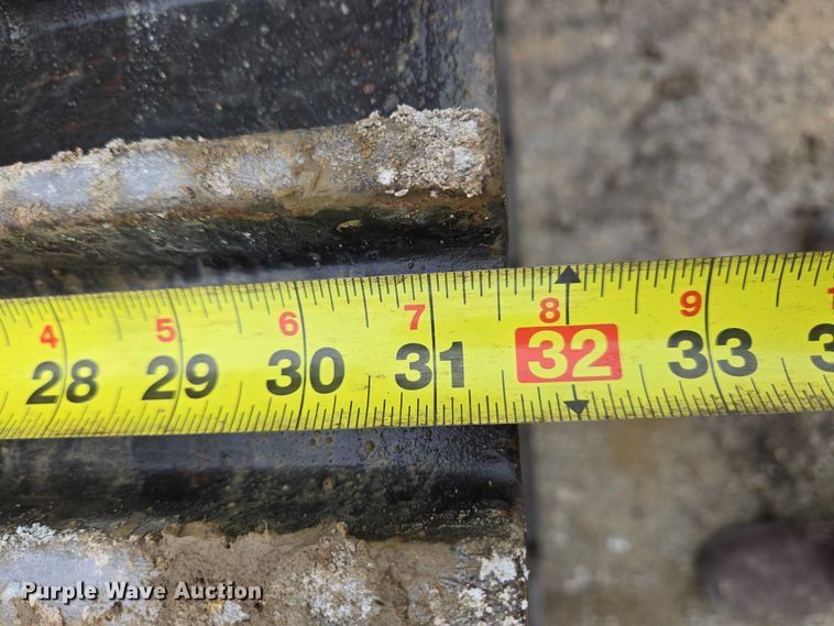 image for item EC4263 2013 John Deere 250G LC excavator