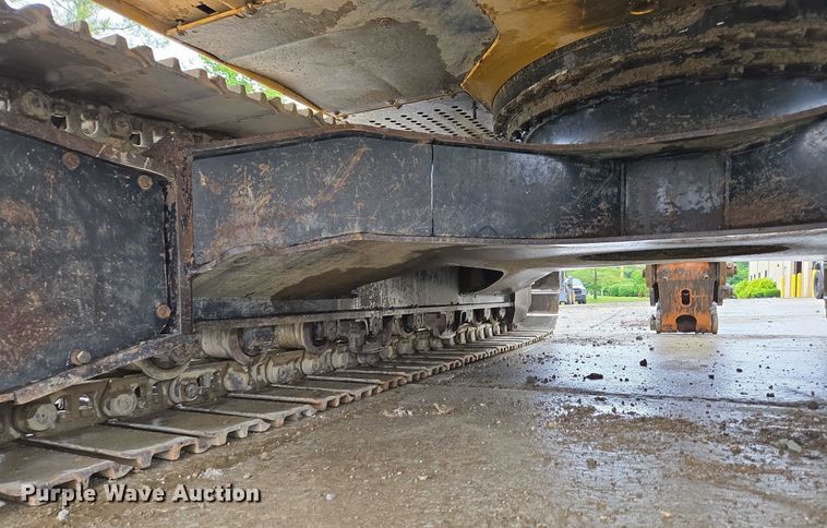 image for item EC4263 2013 John Deere 250G LC excavator