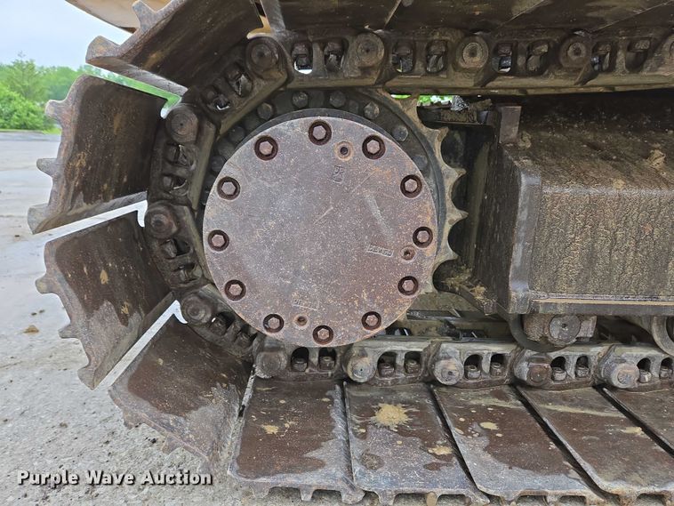 image for item EC4263 2013 John Deere 250G LC excavator