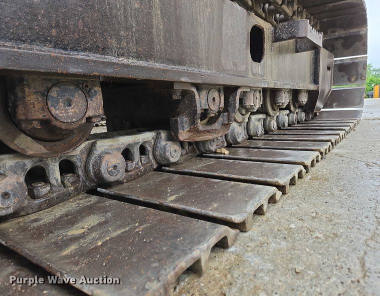 image for item EC4263 2013 John Deere 250G LC excavator