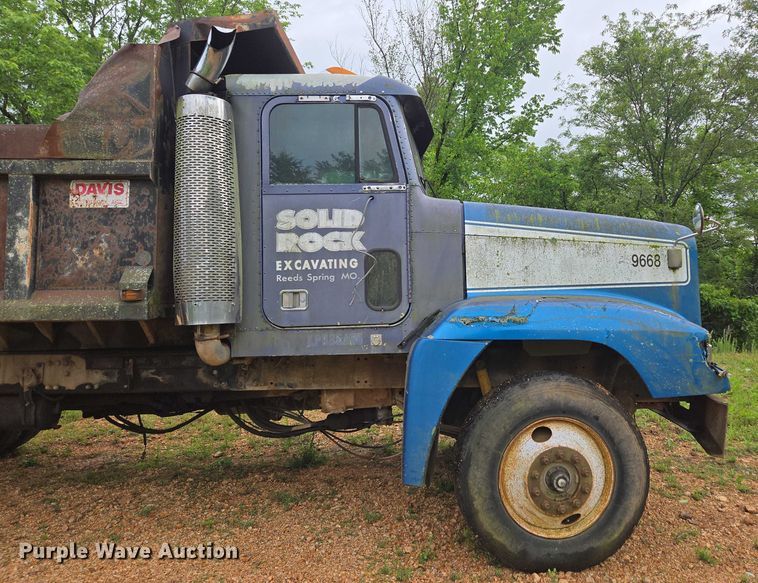 image for item ED1994 1989 Freightliner FLD120 dump truck
