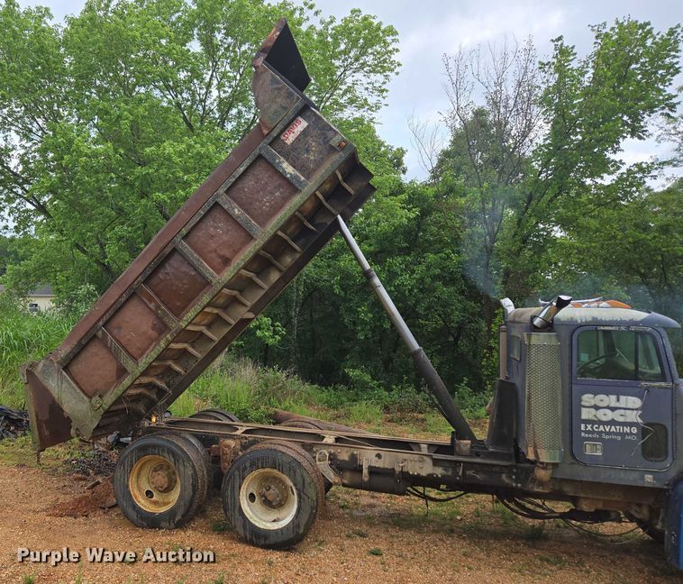 image for item ED1994 1989 Freightliner FLD120 dump truck