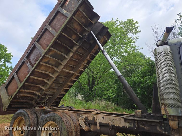 image for item ED1994 1989 Freightliner FLD120 dump truck