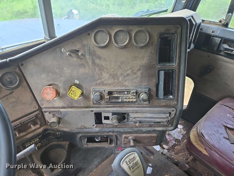 image for item ED1994 1989 Freightliner FLD120 dump truck