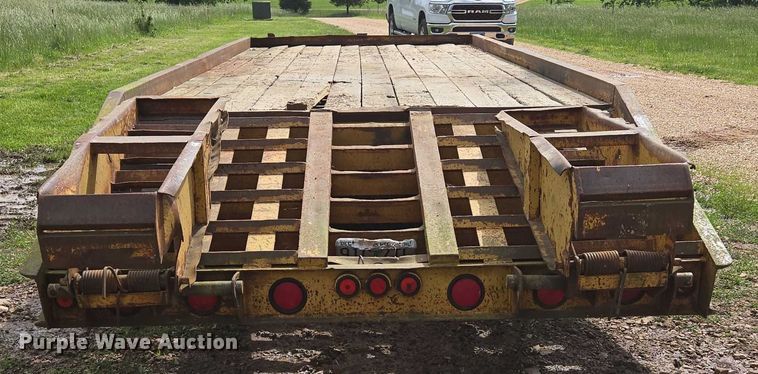 image for item ED1995 2000 Belshe DT-225 equipment trailer