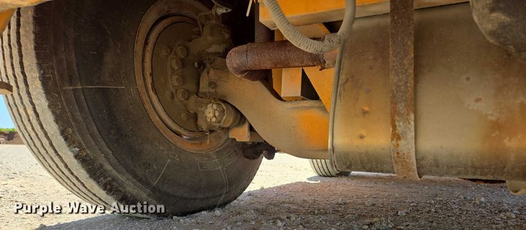 image for item ED2000 1994 Broderson IC-80-2D crane