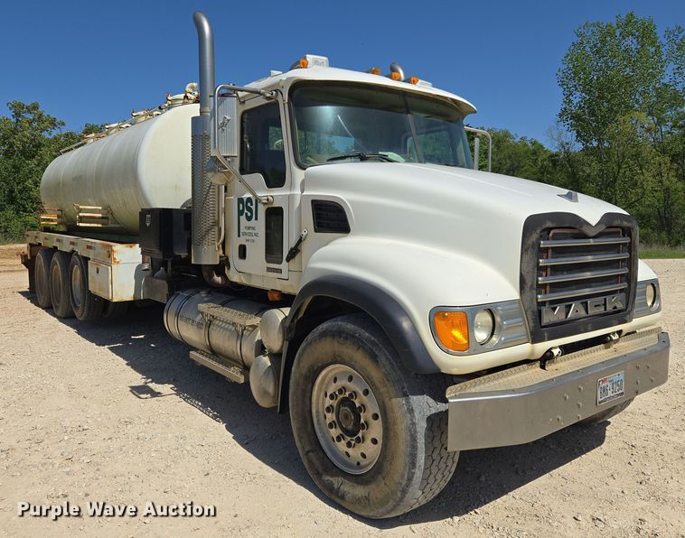 image for item EF2991 2004 Mack CV713 kill truck