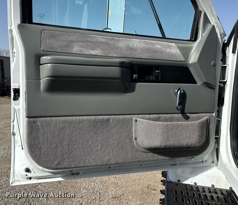 image for item EG2653 2000 Chevrolet C6500 dump truck