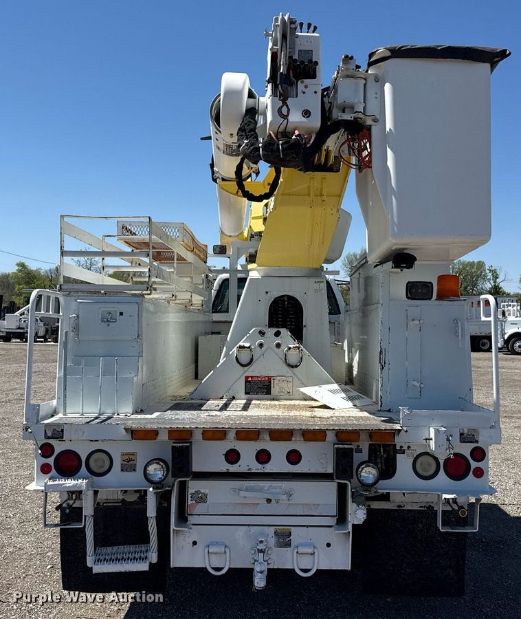 image for item EG5756 2002 Chevrolet C7500 bucket truck