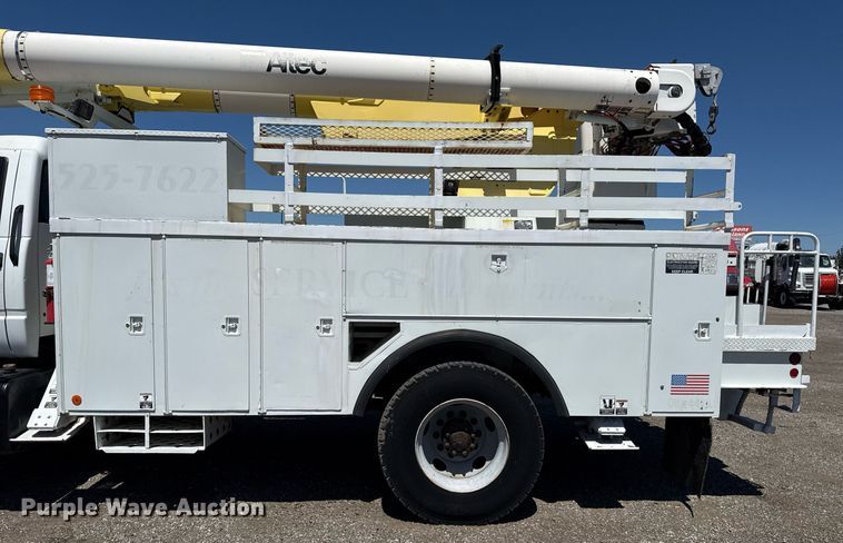 image for item EG5756 2002 Chevrolet C7500 bucket truck