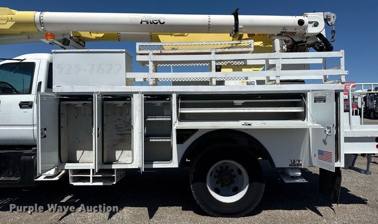image for item EG5756 2002 Chevrolet C7500 bucket truck