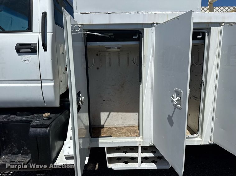 image for item EG5756 2002 Chevrolet C7500 bucket truck