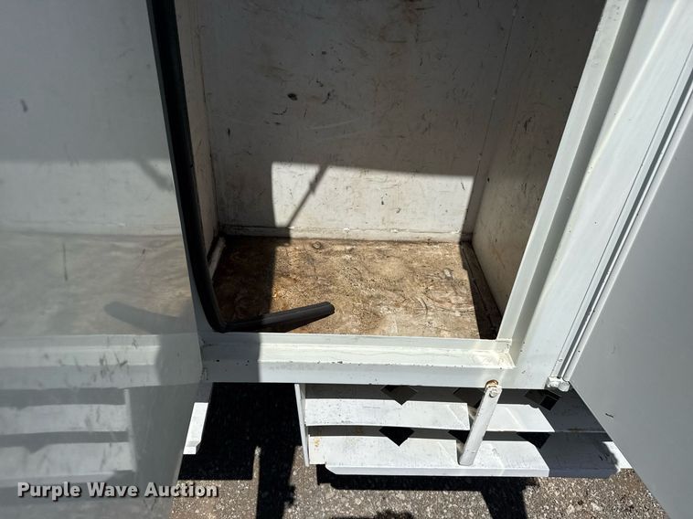 image for item EG5756 2002 Chevrolet C7500 bucket truck