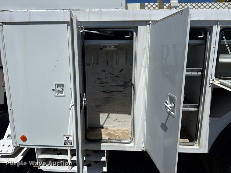 image for item EG5756 2002 Chevrolet C7500 bucket truck