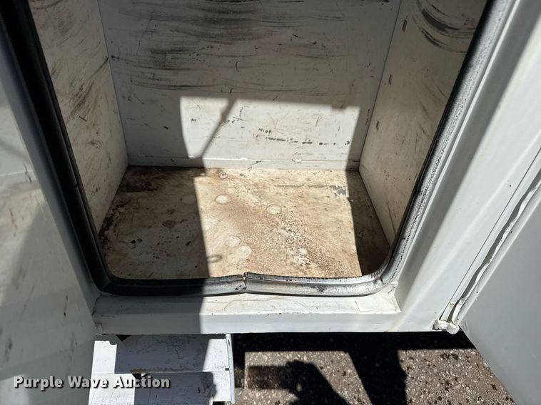 image for item EG5756 2002 Chevrolet C7500 bucket truck