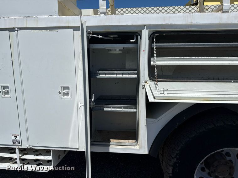 image for item EG5756 2002 Chevrolet C7500 bucket truck