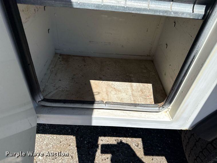 image for item EG5756 2002 Chevrolet C7500 bucket truck