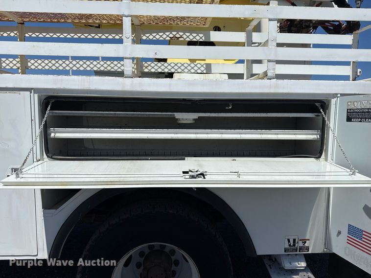 image for item EG5756 2002 Chevrolet C7500 bucket truck