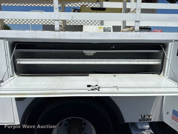 image for item EG5756 2002 Chevrolet C7500 bucket truck