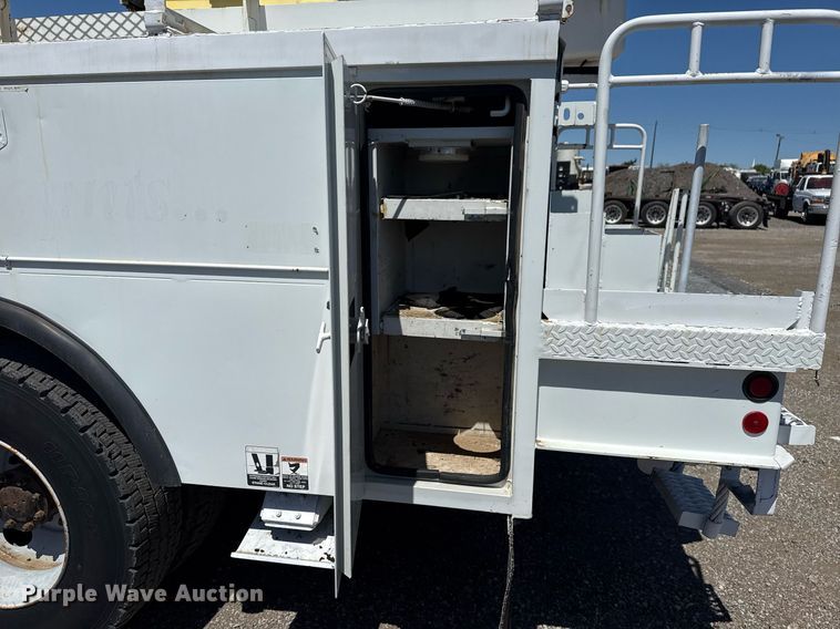 image for item EG5756 2002 Chevrolet C7500 bucket truck