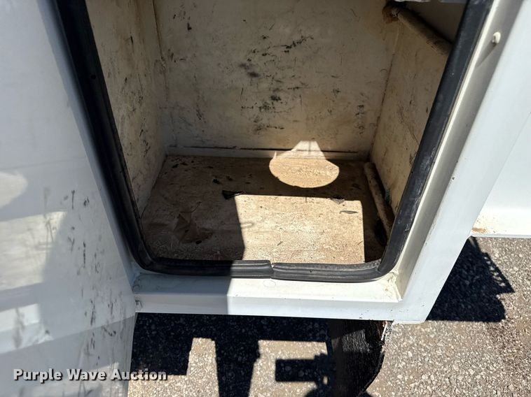 image for item EG5756 2002 Chevrolet C7500 bucket truck