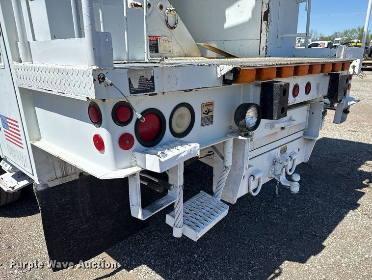 image for item EG5756 2002 Chevrolet C7500 bucket truck