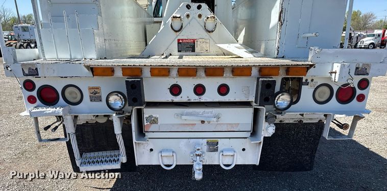 image for item EG5756 2002 Chevrolet C7500 bucket truck