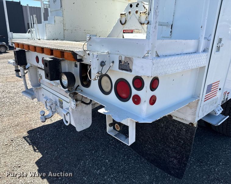 image for item EG5756 2002 Chevrolet C7500 bucket truck