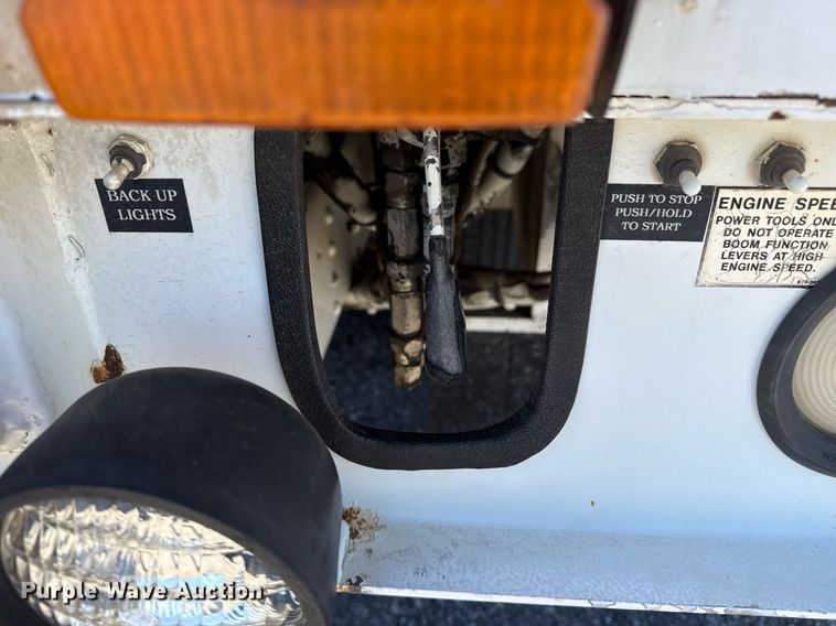 image for item EG5756 2002 Chevrolet C7500 bucket truck