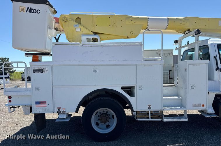 image for item EG5756 2002 Chevrolet C7500 bucket truck